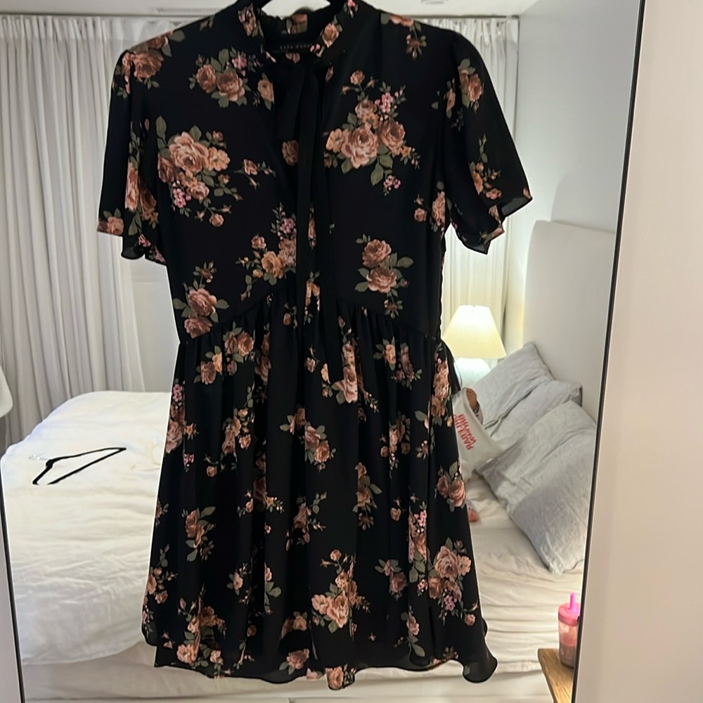 Zara sz XS short flowy dress with tie at neck